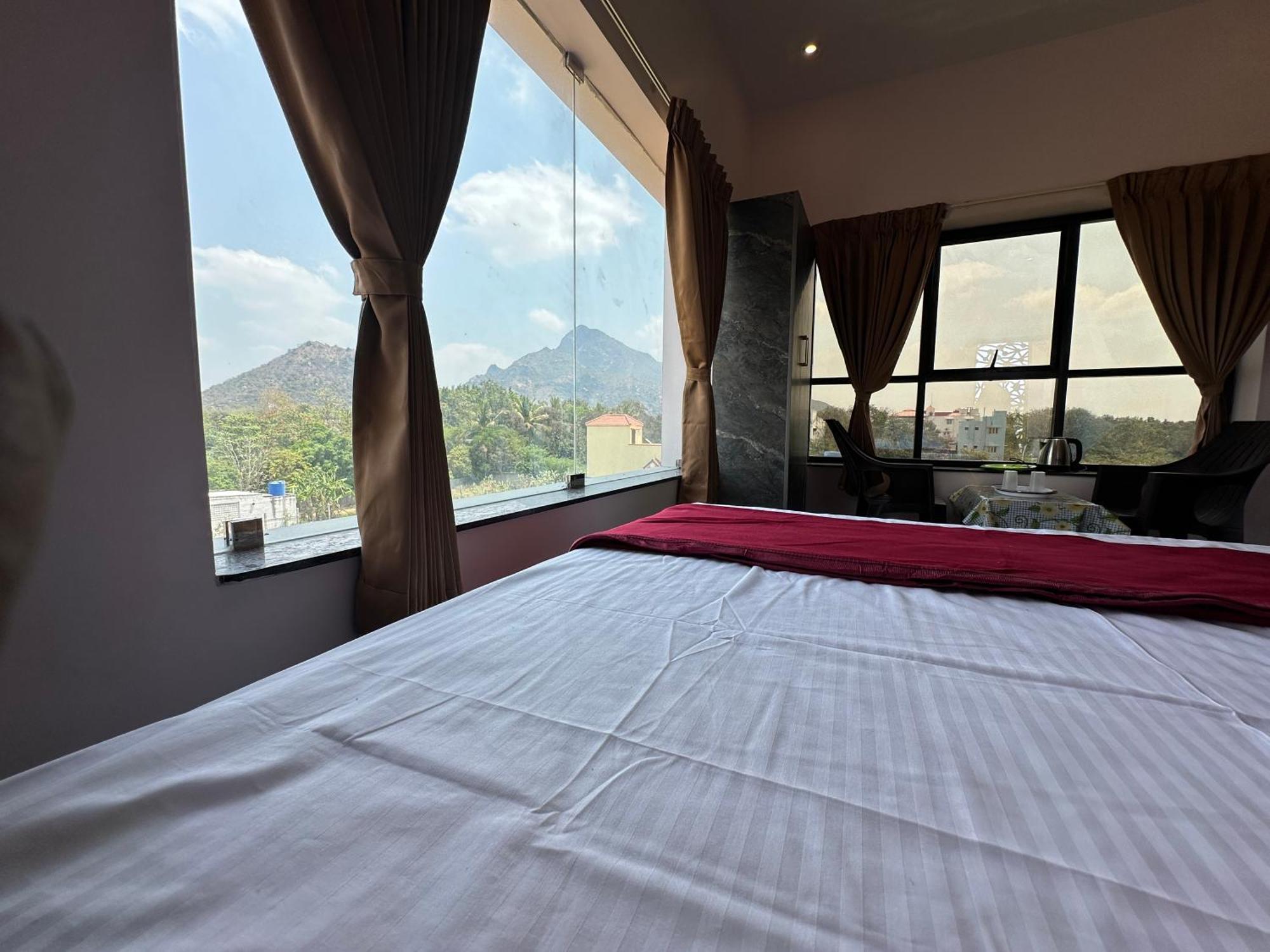 Om Lingeswaran Home Stay Tiruvannāmalai Екстериор снимка