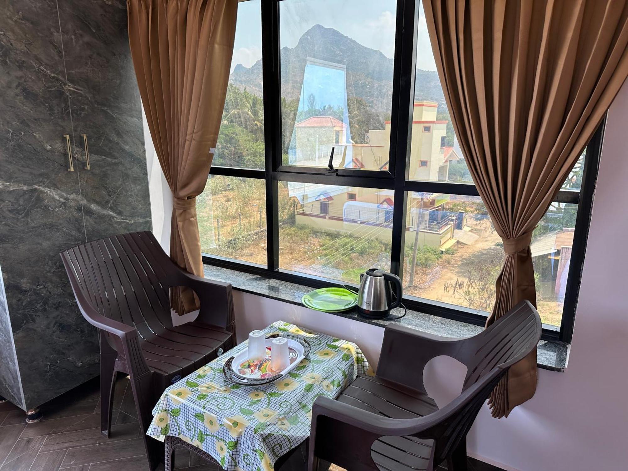Om Lingeswaran Home Stay Tiruvannāmalai Екстериор снимка
